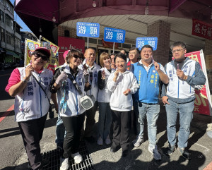 台中市長盧秀燕（右三）抵南投為游顥助勢拜票。（記者扶小萍攝）