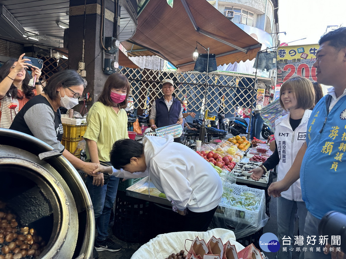 盧市長請大家支持游顥進入立院為南投來打拚。（記者扶小萍攝）