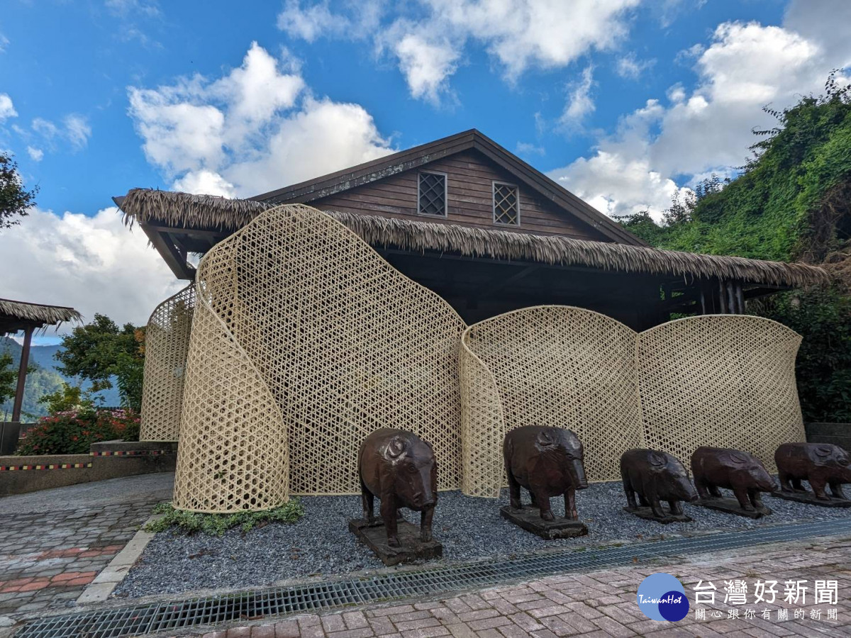 梨山文物陳列館公廁外面裝置竹編藝術作品，提升公廁美感。