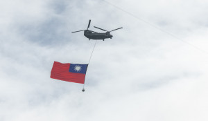 陸軍航特部所屬CH-47「契努克」直昇機，在「中華民國112年國慶大會」上，吊掛巨幅國旗飛越總統府上空。（圖／資料照片，圖源：總統府Flickr）