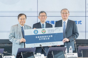 王副市長代表市府與中研院及台灣人體生物資料庫學會，共同簽署「人體生物資料庫」合作備忘錄。