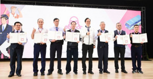 「桃園市112年度優良職業汽車駕駛人頒獎典禮」大合影。