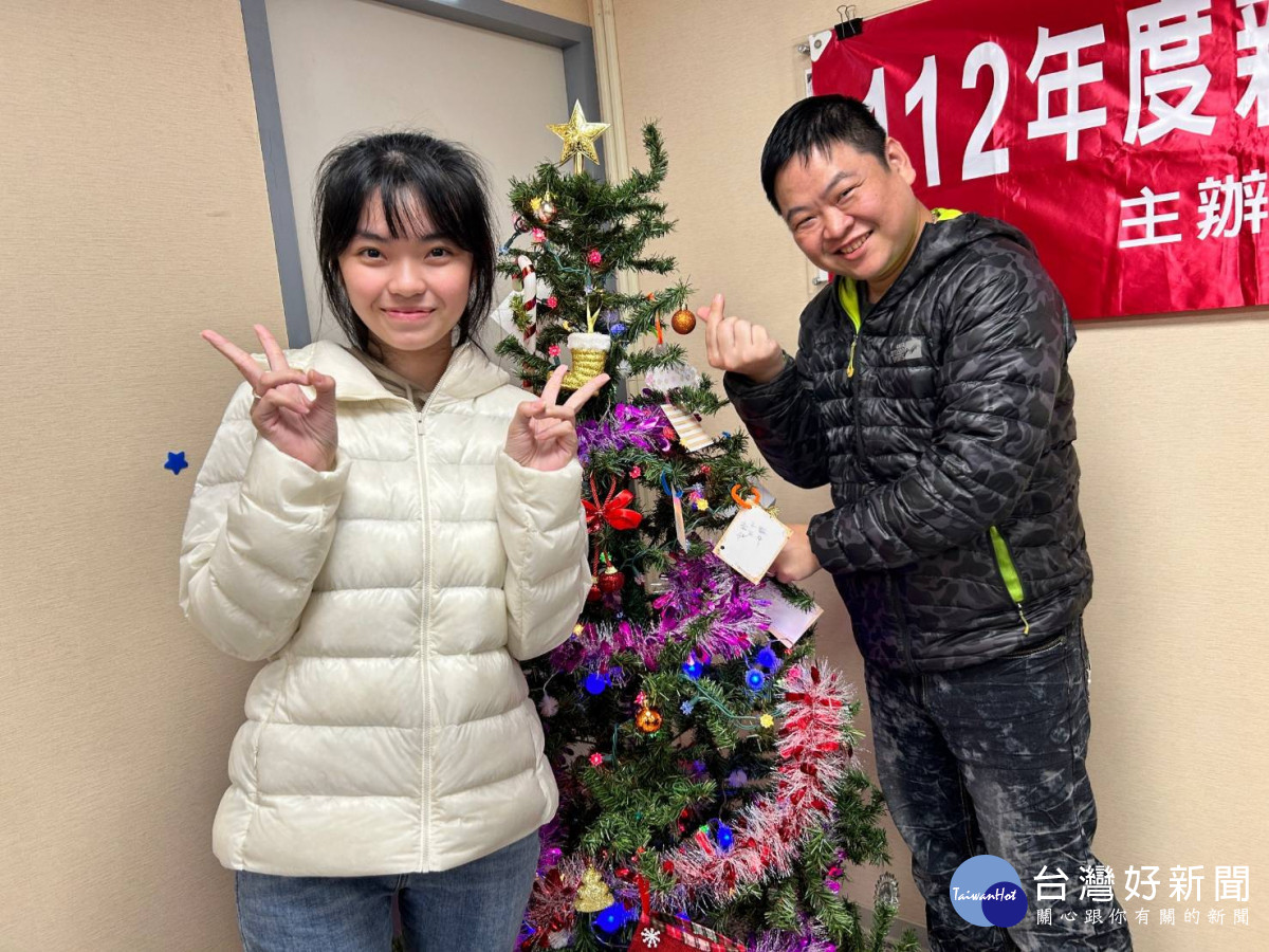 新住民夫妻將祝福卡片掛在聖誕樹，洋溢著幸福又溫馨的節慶氣氛