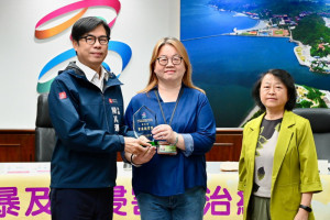 ▲市長陳其邁表揚資深敬業獎（社會局邱貞偵）。