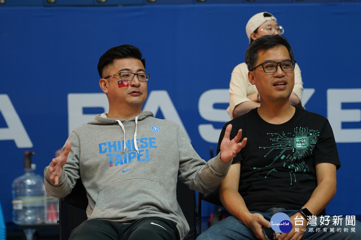 製作人陳南宏（右）邀請了籃球協會理事長（左）加入中華隊的加油團，與彰化的學生們一起為中華女籃加油。