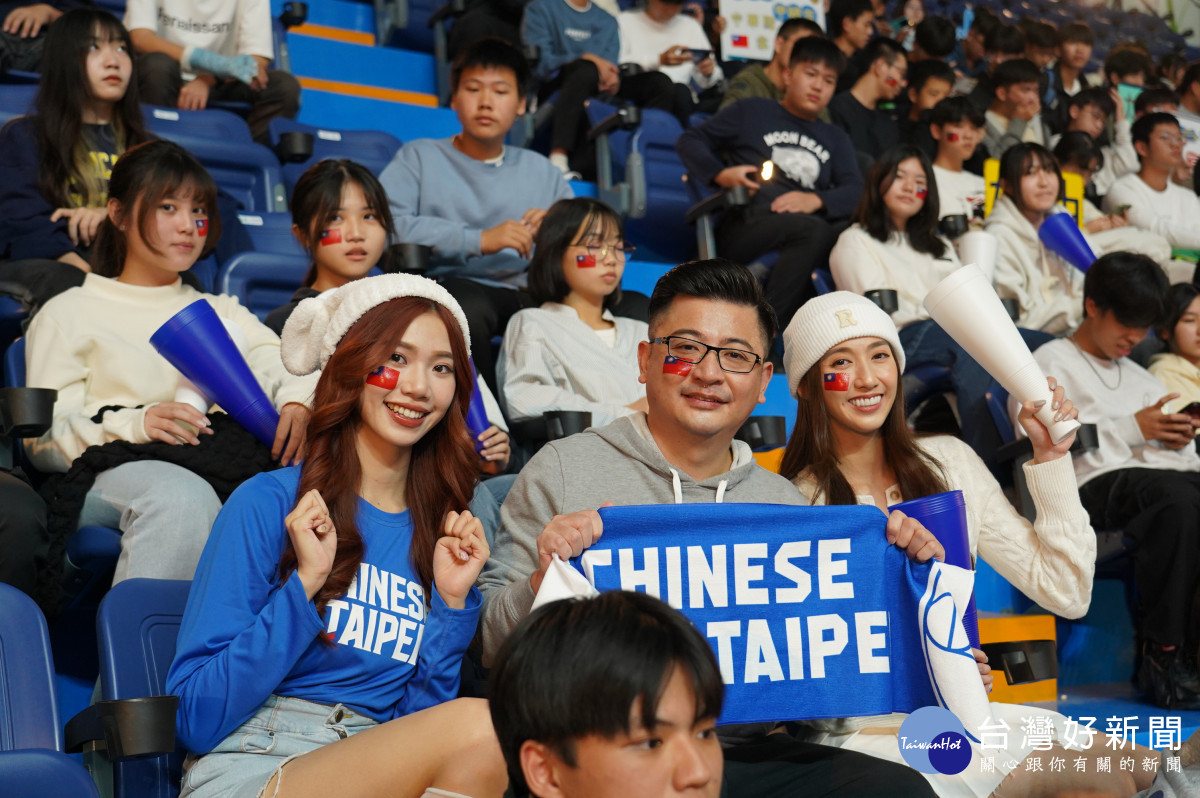 籃球協會理事長謝典林（中）與Luxy grils（左右）受邀成為《女孩上場2》球賽觀眾，為台灣女籃加油。圖／彰化縣議會提供