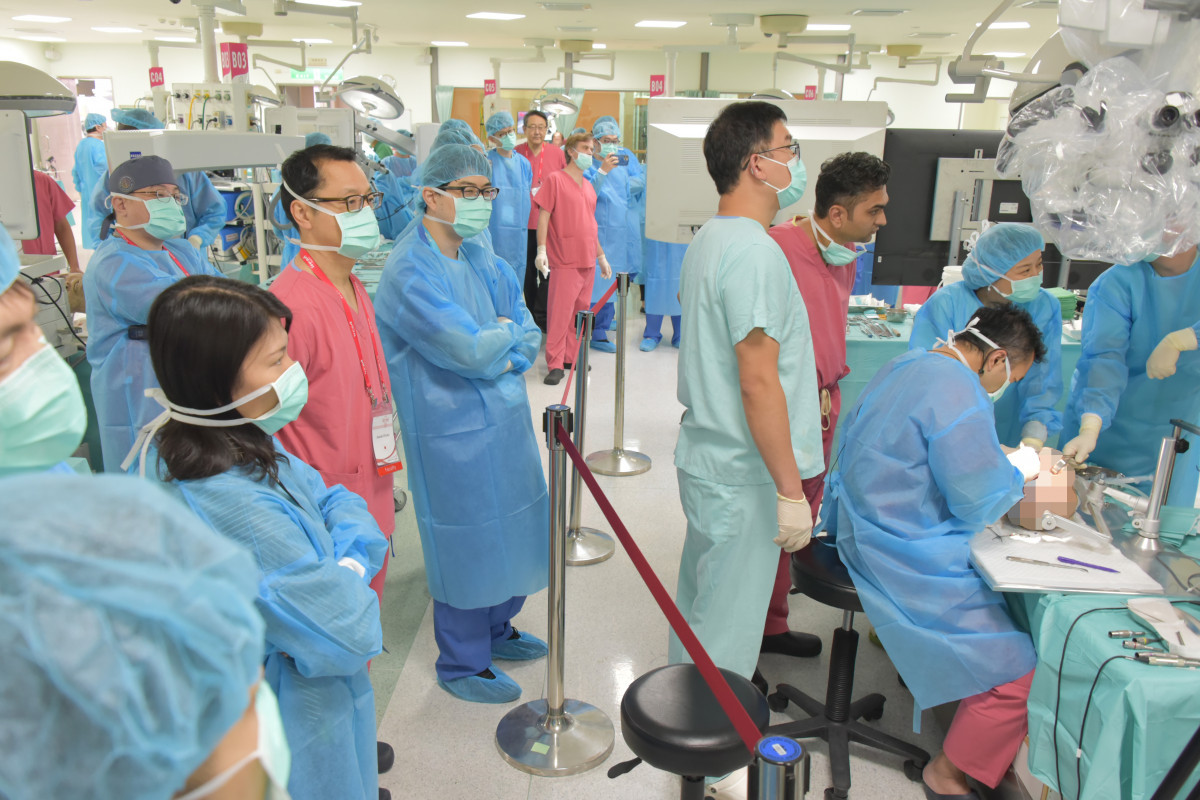 學員在大體實作課程練習執行顱底手術。圖／秀傳醫院提供