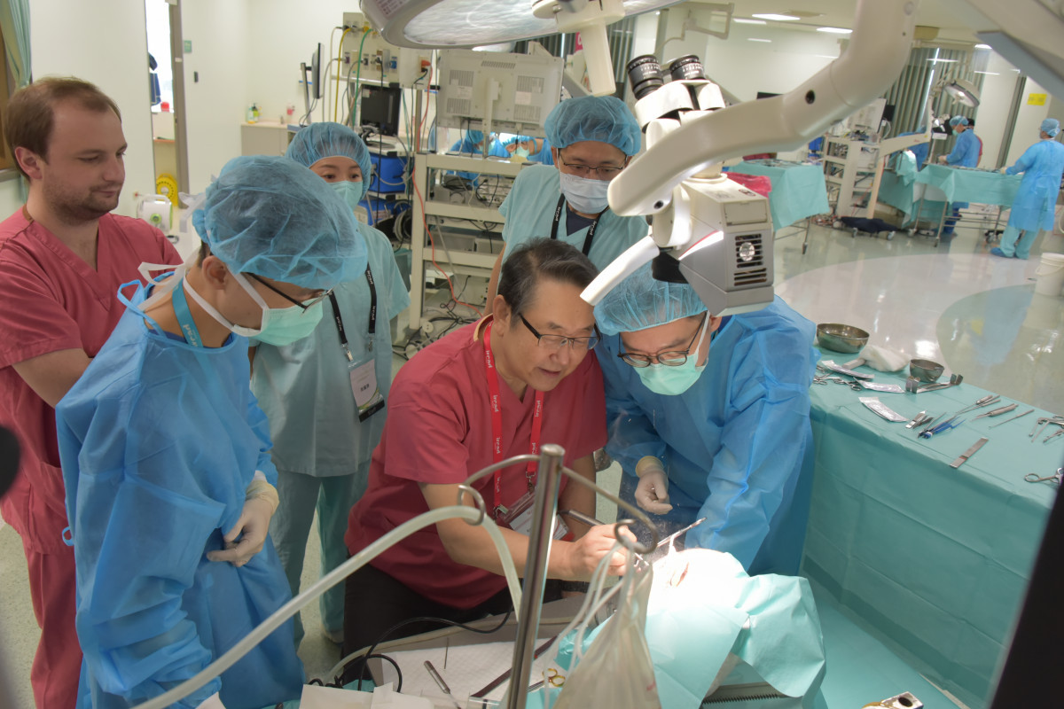 學員在大體實作課程練習執行顱底手術。圖／秀傳醫院提供