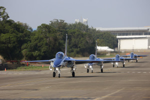 漢翔胡開宏董事長領軍，率四架勇鷹高教機飛往台東空軍基地。