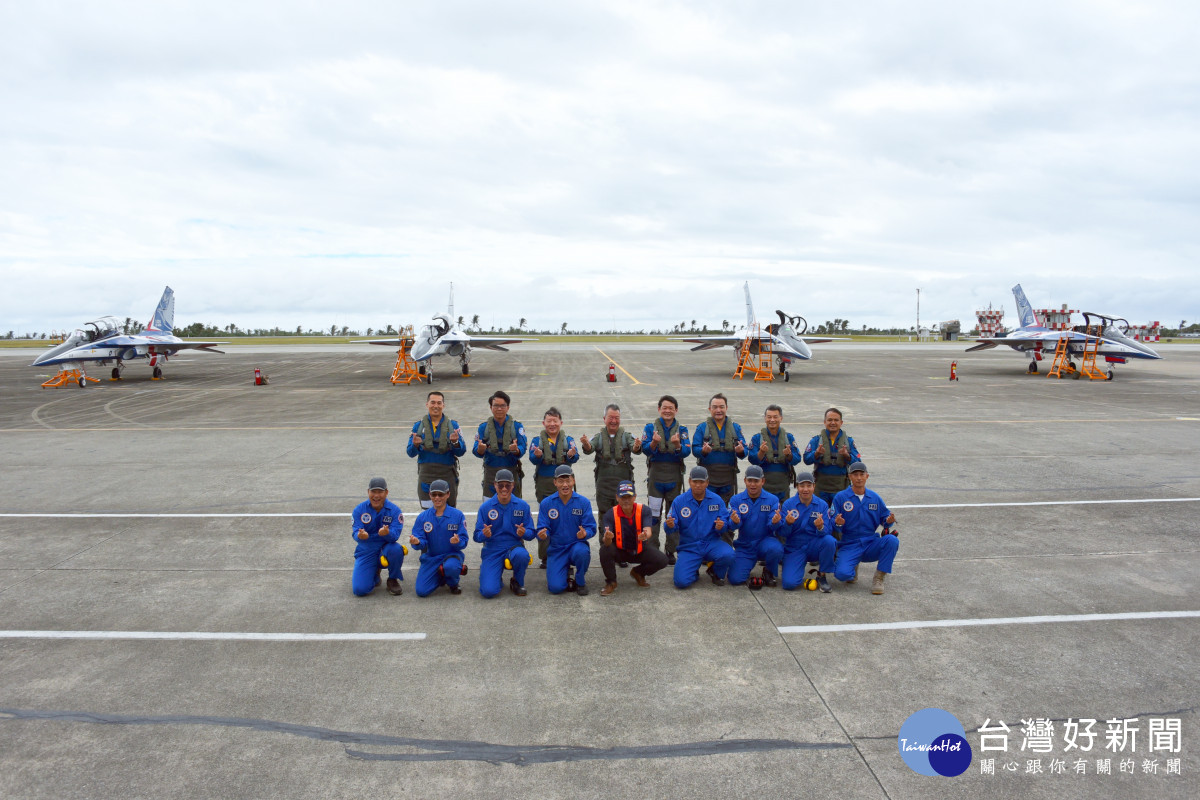 漢翔胡開宏董事長領軍，率四架勇鷹高教機飛往台東空軍基地。