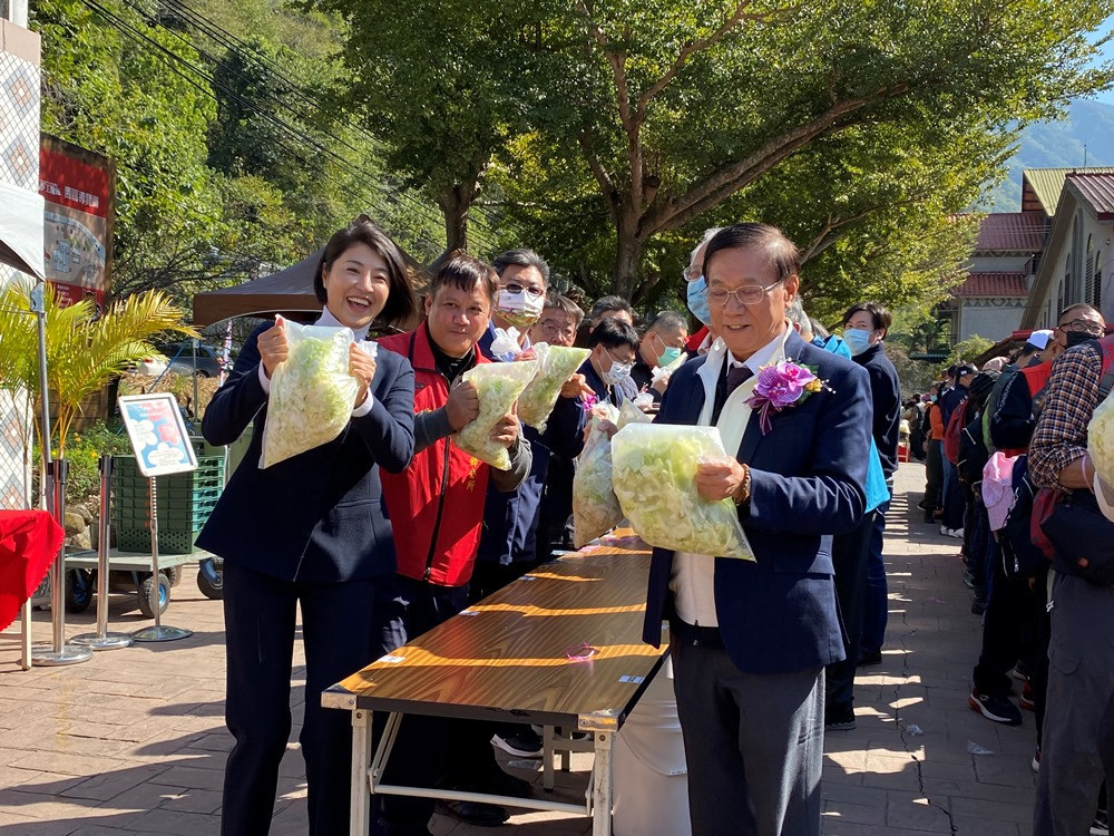  信義鄉踏雪尋梅-「花開遍地」活動12/23開鑼日，邀大家一起來做梅子泡菜-去年泡菜DIY盛況。（圖/信義鄉農會梅子夢工廠）