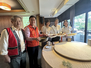 林議員（右起）、許縣長、林議員、江鄉長史局長都推薦原鄉好料理。（記者扶小萍攝）