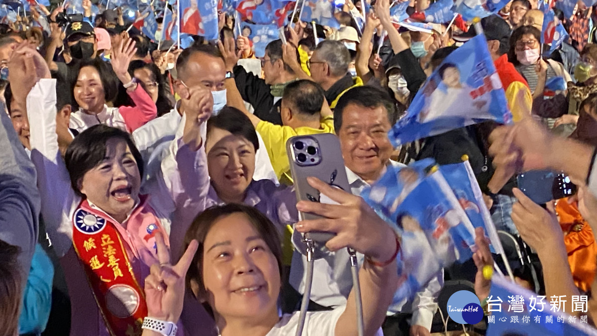 台中市長盧秀燕與楊瓊瓔合體大進場，支持者夾道歡迎，氣氛熱烈。