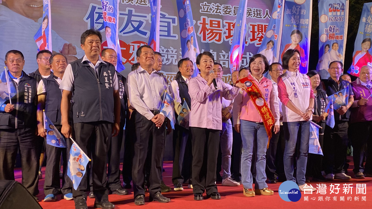 台中市長盧秀燕、國民黨不分區立委候選人柯志恩助選楊瓊瓔。