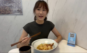▲來自上海的小姐姐感動的說，就是這個味！這才是正宗！沒想到在台灣也能吃得到！（圖／記者 許高祥 翻攝）