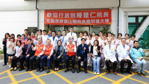 ▲行政院長陳建仁視察衛生福利部旗山醫院長照大樓設施。