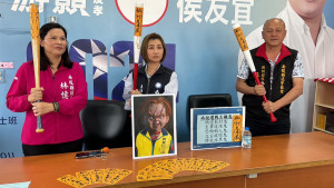 林憶如（左起）、廖怡琇、張錫淵請大家一同來抓鬼。（國民黨縣黨部提供）