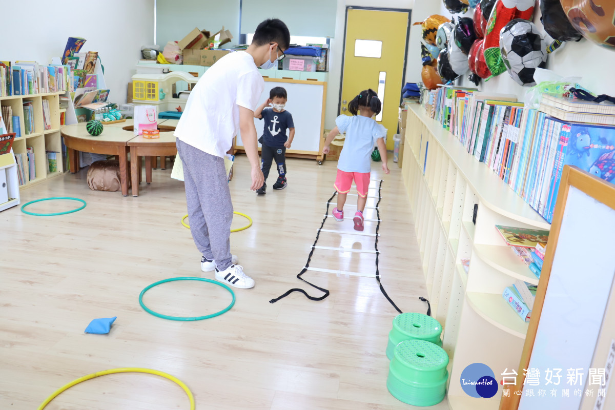 治療師到社區幼兒園進行初篩。圖／彰化醫院提供