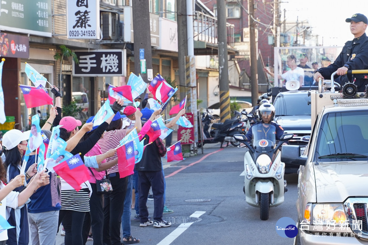 趙少康楊梅拜票，掀起選情熱潮。