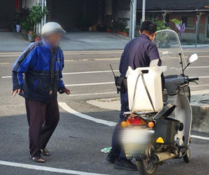 西螺82歲老翁騎車外出，因身體不適摔車，返所執勤員警見狀立即上前攙扶／林詩涵翻攝