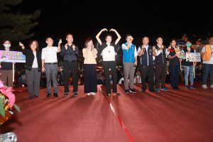 許淑華縣長與2千餘民眾參與彰明電子讓愛傳出去活動。（縣府提供）