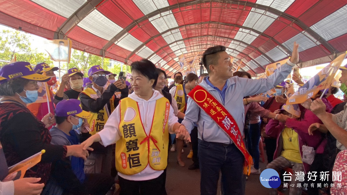 台中市長盧秀燕攜手顏寬恒大進場，支持者夾道歡迎。
