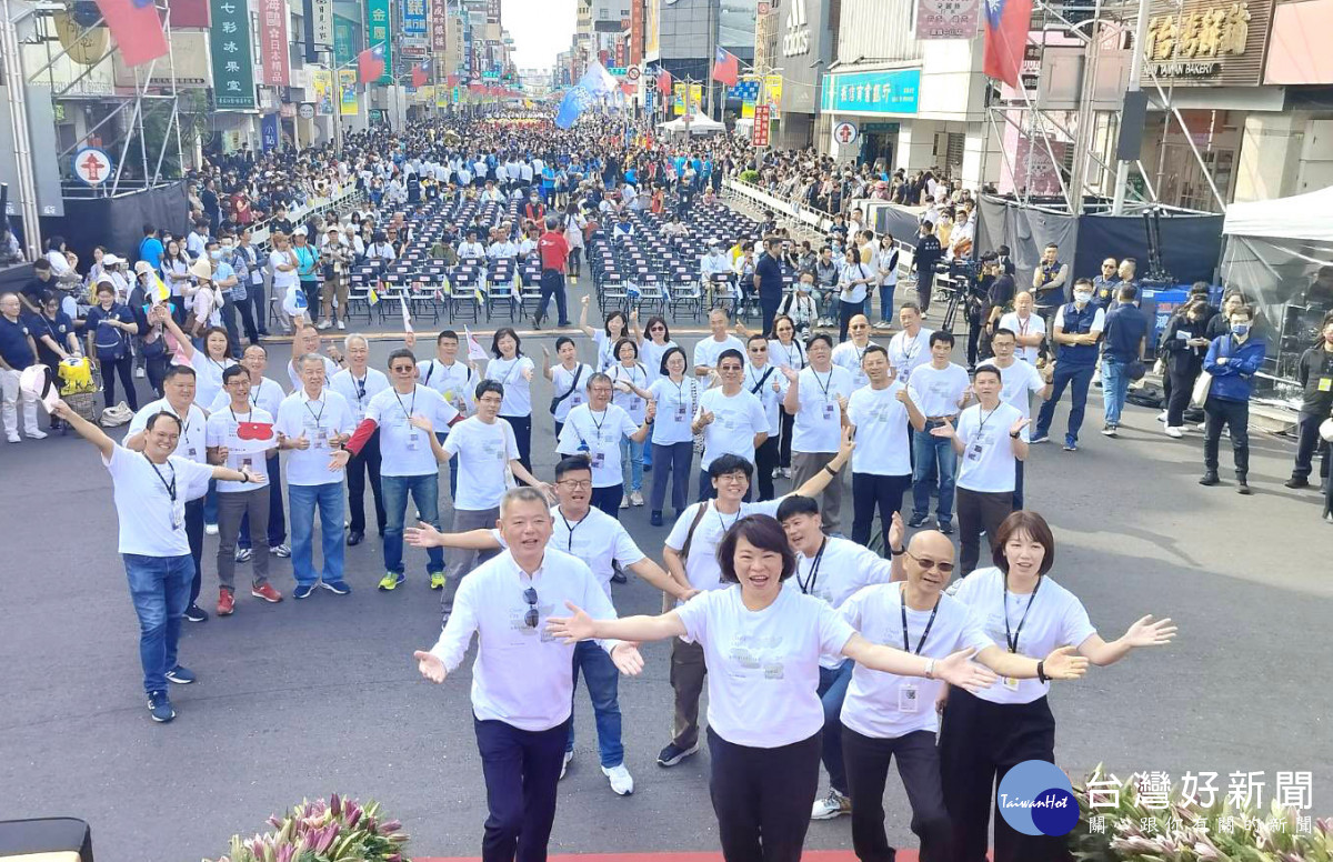 眾所矚目的嘉義市國際管樂節踩街活動，再度於嘉義市知名地標中央噴水池圓環熱鬧登場／陳致愷攝影