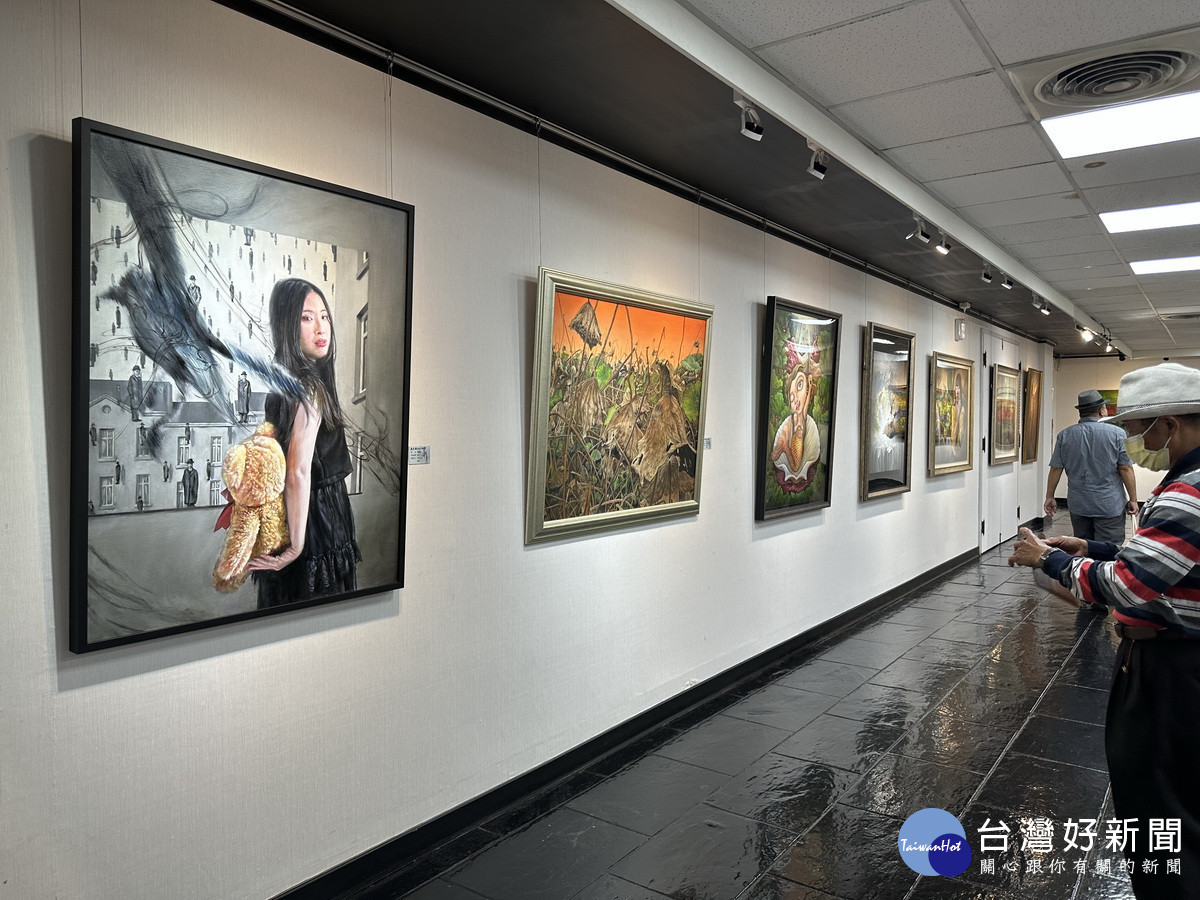 文化局各館場展出玉山美術獎各類作品。（記者扶小萍攝）