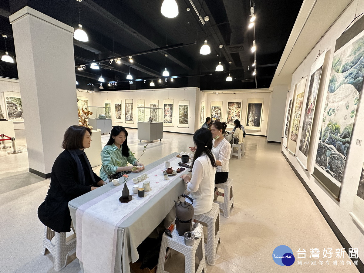 文化局各館場展出玉山美術獎各類作品。（記者扶小萍攝）