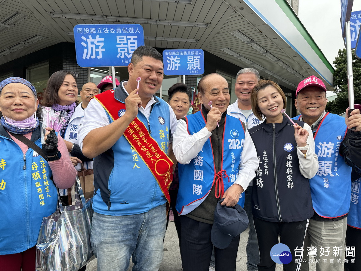 王金平對按摩原子筆也很喜歡大力推薦。（記者扶小萍攝）