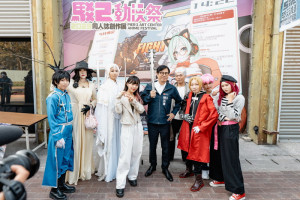 ▲市長陳其邁相挺動漫祭，與精心打扮的coser合影。