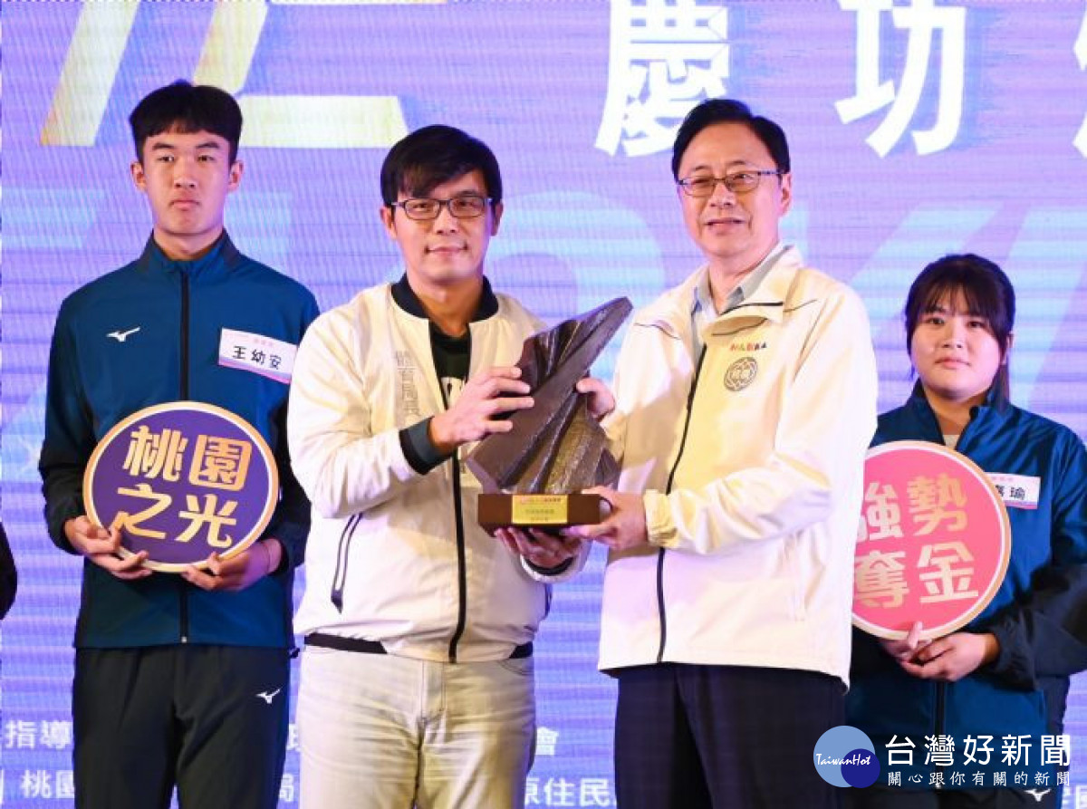 體育局長許彥輝獻獎予市長。