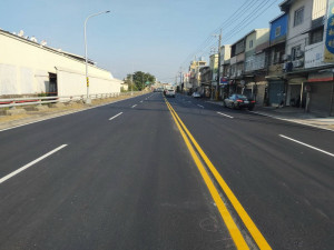 ▲高市應用轉爐石來改善本洲產業園區主要幹道維新路。