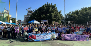 王副縣長與來賓參賽選手合影。（記者扶小萍攝）