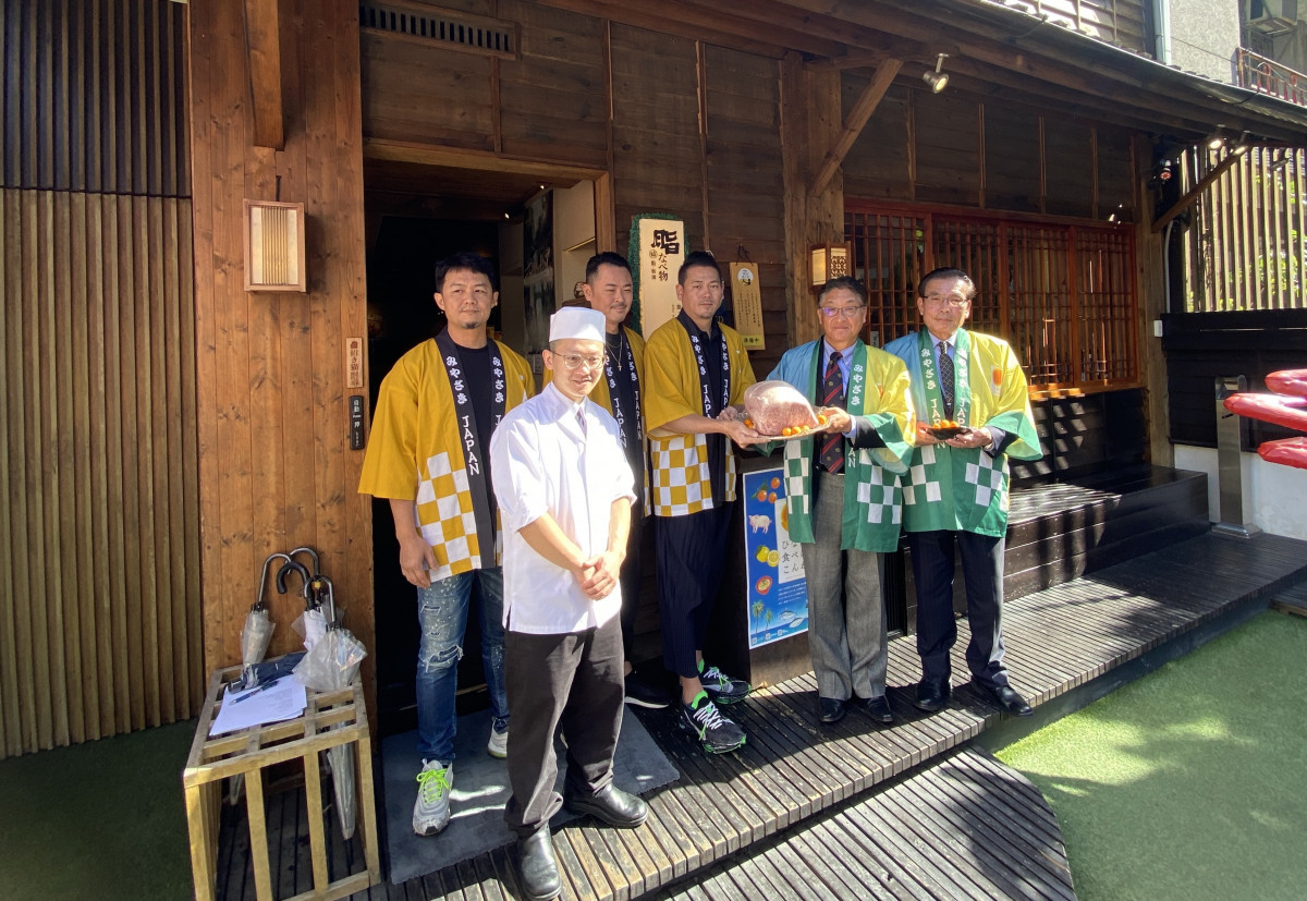 右起宮崎縣議會議長 濵砂守、宮崎縣商工観光勞動部部長丸山裕太郎將宮崎物產贈予台中代表餐廳「脂·板前鍋物」、「淡粹」。圖片業者者提供