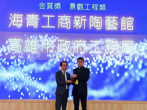 ▲林欽榮副市長(左)表示，感謝主辦單位發揮民間社團的公益精神，透過獎勵的方式，拔擢優秀工程頒與金質獎。
