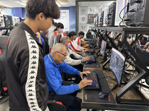五育高中邀社區長輩體驗手腦並用玩遊戲。（記者扶小萍攝）