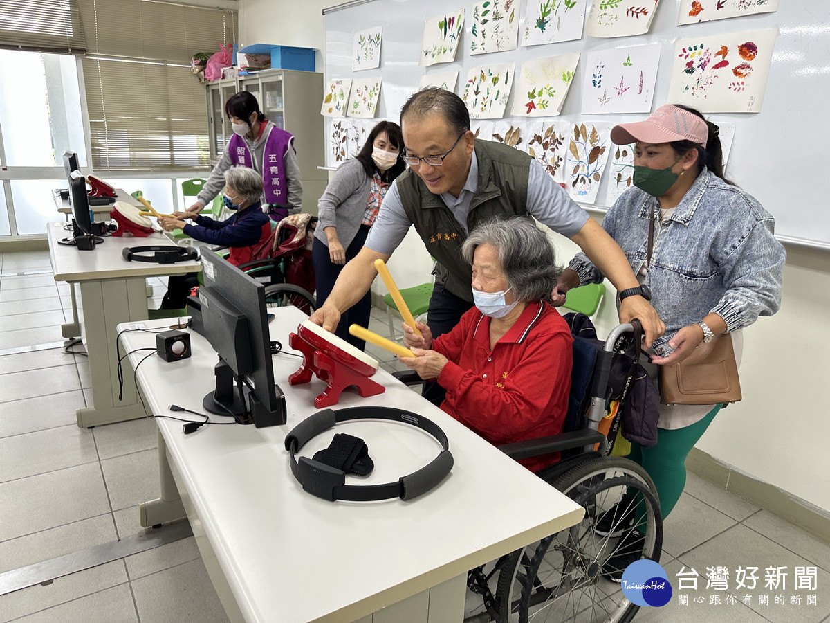 長輩們體驗遊戲樂趣。（記者扶小萍攝）