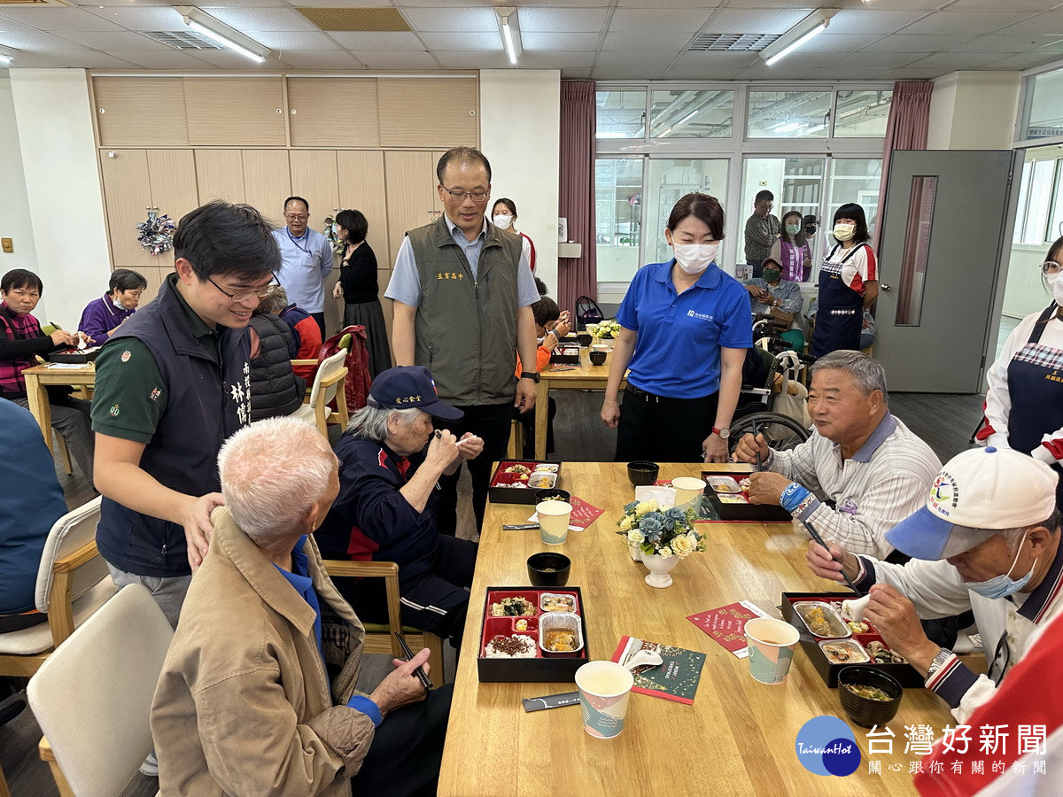 長輩呷好飯呷百二，十分開心。（記者扶小萍攝）