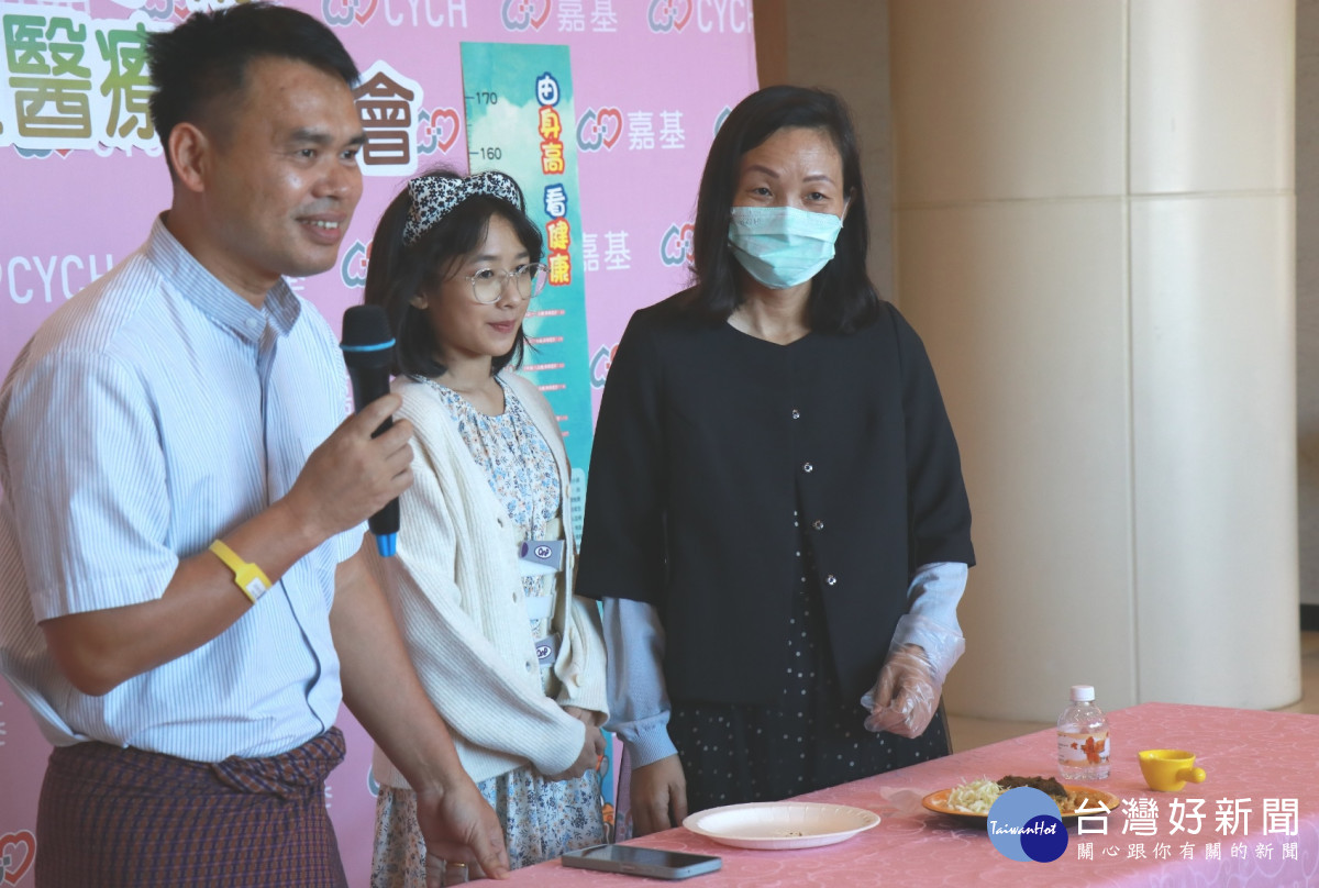 誠心與父母以緬甸當地在接待貴賓的茶沙拉感謝各界的協助／嘉基醫院提供