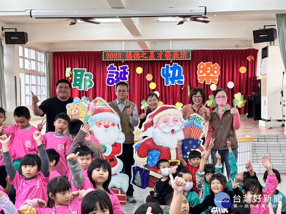 教育處黃敏宜督學到校嘉勉國小學生及幼兒園小朋友。圖／記者鄧富珍翻攝