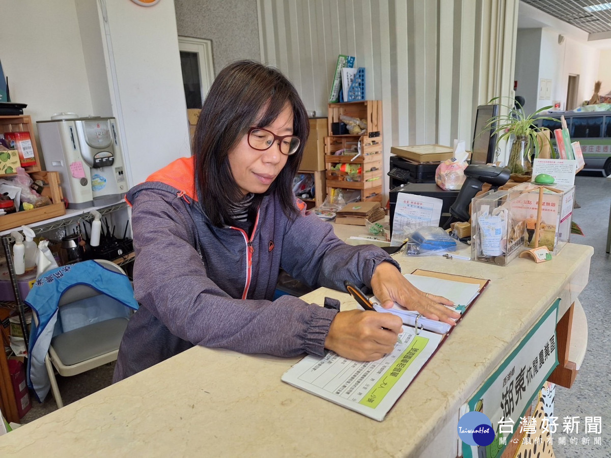  陳佩菁在苗栗就業中心「多元就業開發方案」的協助下，開啟嶄新人生。<br />
