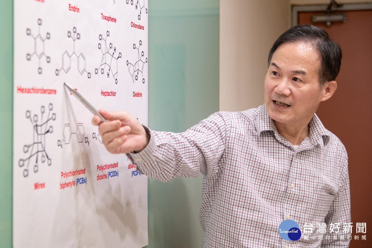 清華特聘教授黃國柱說明持久性有機污染物的化學結構難以分解。