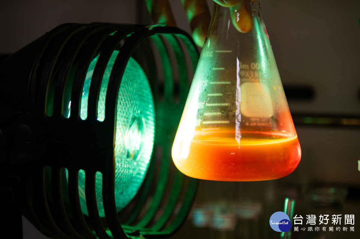 臭氧在紫外光照射下與水分子反應，產生氫氧自由基，可分解瓶中的持久性有機污染物。
