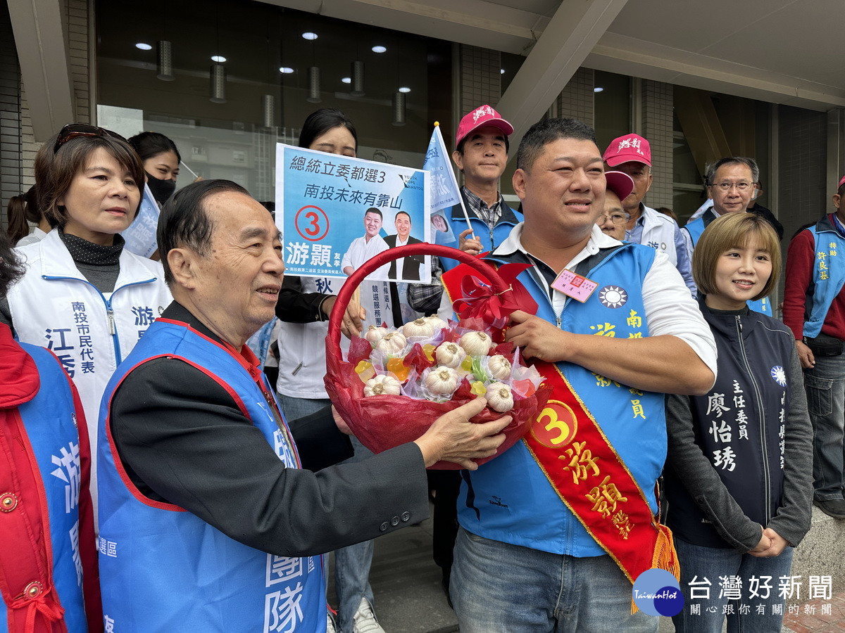 張明雄贈蒜頭祝福高票當選。（記者扶小萍攝）