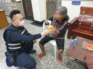 巫姓老婦在二崙鄉台19線省道上行走，油車永定聯合所警員廖思博接獲通報立即前往，並將婦人帶返駐地休憩／林詩涵翻攝