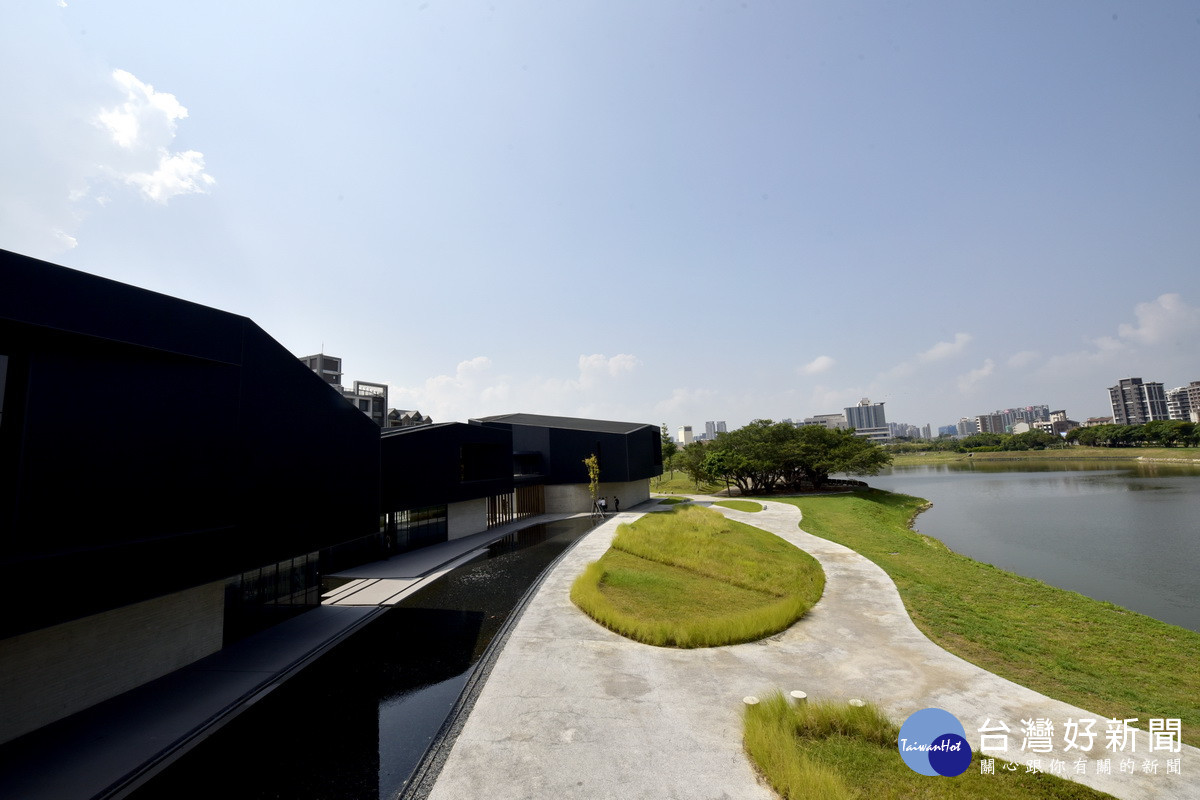 湖畔野餐Fun鬆小旅行---A17領航站陽光劇場、A18高鐵桃園站的美式露天Outlets華泰名品城等拍照打卡好趣處。