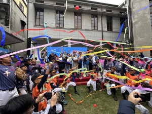 許縣長與來賓擲出投向新活力的好球。（記者扶小萍攝）