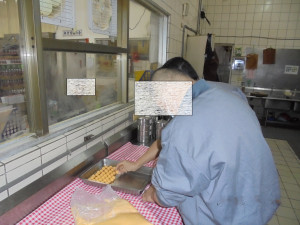 南投看守所炊場人員將湯圓做好與大家分享。（南投看守所提供）