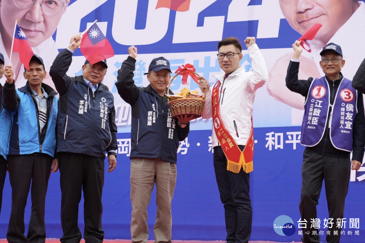 東勢區農會劉進業理事長致贈象徵「大吉大利」的柑橘。